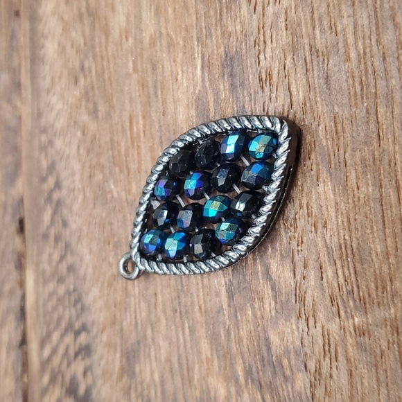 Jewelry - Blue ice sparkle teardrop pendant‎